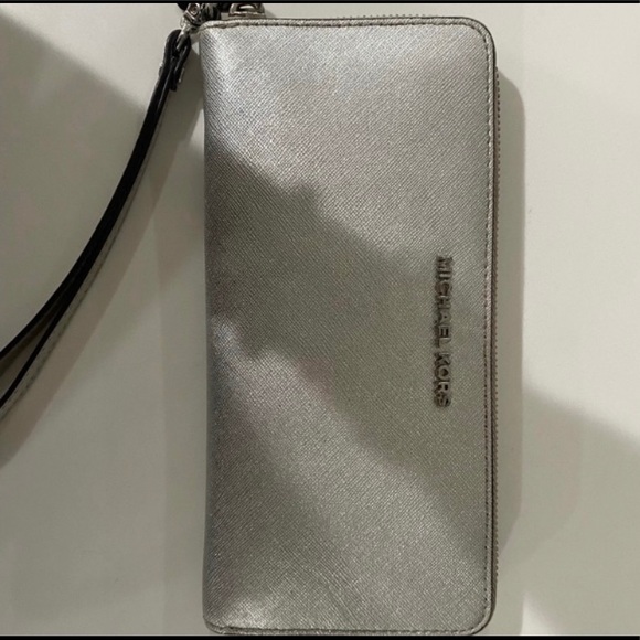 Michael Kors wallet - Picture 2 of 3